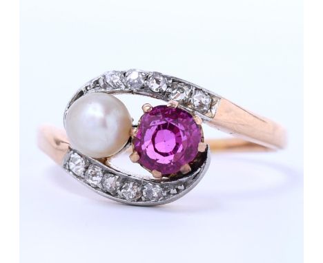 14 kt. Gouden toi et moi ring, bezet met een onbehandelde robijn van 1.05 ct. en een parel. De slag bezet met oud slijpsel di