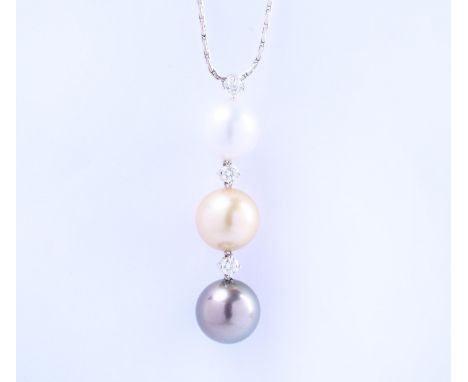 18 kt. Witgouden hanger, met een witte en een gouden Zuidzeeparel en een Tahiti parel waartussen briljant geslepen diamanten,