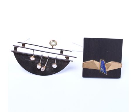 Twee zilver met gouden gestileerde moderne broches. De één bezet met hout en lapis lazuli, de ander met parels en lichtgroene