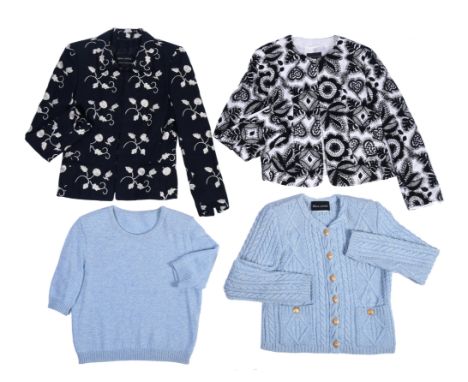 Lange, twee blazers, één in wit met zwarte florale borduursels, de ander in zwart met witte florale borduursels. Hierbij een 