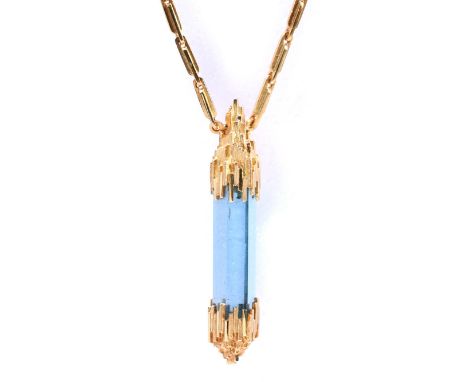 18 kt. gouden handgemaakt collier, jaren '70. In de stijl van Andrew Grima. De hanger bezet met een aquamarijn in ruwe hexago