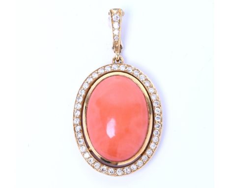 18 kt. gouden hanger, bezet met een ovale oranje cabochon geslepen koraal in een entourage van briljant geslepen diamant, tez