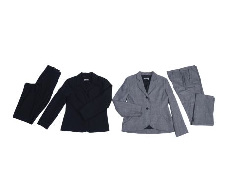 Jil Sander, deux pièce bestaande uit een blazer en pantalon van grijze wol. Hierbij Jil Sander, deux pièce bestaande uit een 