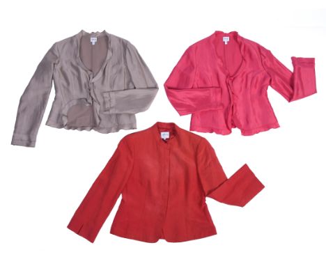 Armani Collezioni, twee zomer blazers. Eén van rood linnnen, de ander van roze zijde. Hierbij Armani Collezioni, een beige zi
