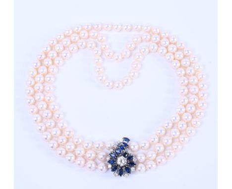 Cultivé parel collier, bestaande uit drie rijen, parels (diam 7,5 - 8 mm). Aan een 18 kt. witgouden lusvormige sluiting centr