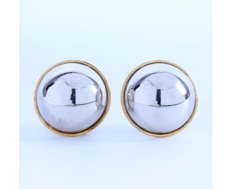 18 kt. WItgouden bolle oorclips, met een geelgouden rand (diam. 28 mm). De achterzijde met varkenstaart bruto 35,2 gr.  [2] 1