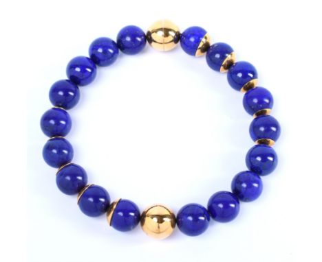 18 kt. gouden collier met kralen van lapis lazuli. Met twee gouden bollen waarvan één als sluiting. Tien kralen met gouden kr