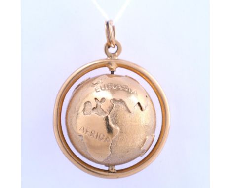 18 kt. gouden hanger in de vorm van een wereldbol bruto 10,4 gr., h. 33 x b. 25,6 mm [1] 18 k. gold pendant in the shape of a