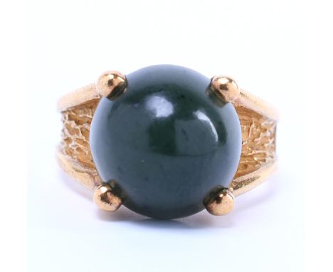 18 kt. Gouden ring, jaren '70, bezet met een cabochon geslepen nefriet bruto 8,6 gr. ringmt. 15,75 [1] 18 k. gold ring, 1970s