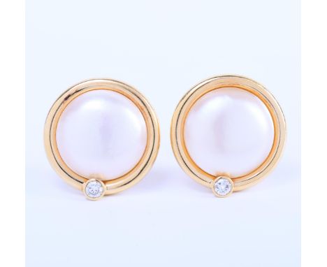 18 kt. Gouden oorclips, bezet met een mabéparel (diam. ca. 21,3 mm) en briljant geslepen diamant, elk ca. 0.35 ct., kleur H-I