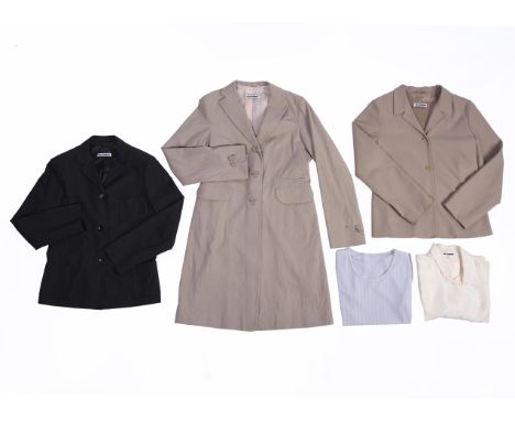 Jil Sander, katoenen zomerjas in lichtbruin linnen. Hierbij een Jil Sander, lichtbruine wollen blazer en crème kleurig zijde 