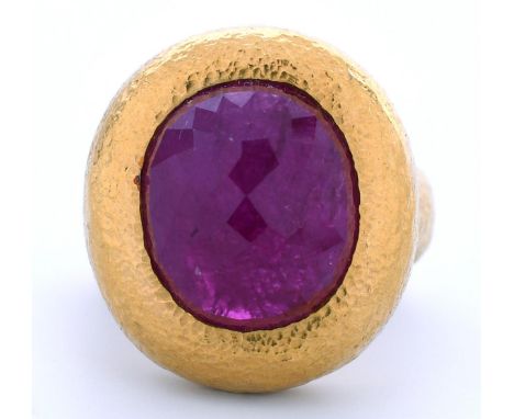 22 kt. gouden ring met een gehamerd oppervlak, bezet met een roosgeslepen rozerode robijn, afm. h. 13.6 x b. 11.7 x d. 6.99 m