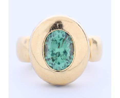 18 kt. Gouden ring centraal bezet met een ovale gefacetteerde demantoiet (groene granaat) van ca. 3.20 ct. De zetrand aan de 
