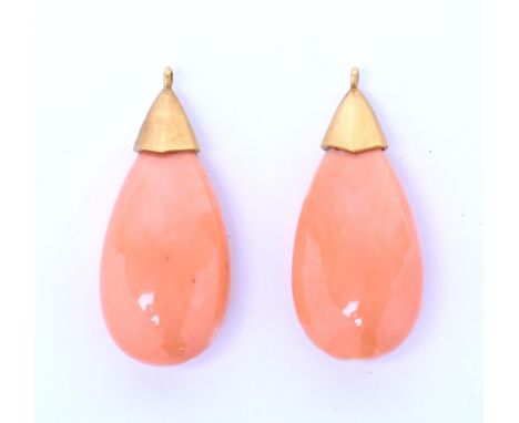 Een paar druppels van oranjeroze koraal, aan een 18 kt. gouden montuur bruto 18,2 gr., h. 39 x b. 17 ,mm [2] A pair of orange