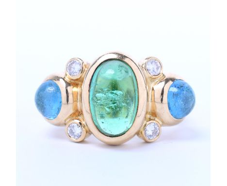 18 kt. gouden ring. Bezet met één groene en twee blauwe cabochon geslepen toermalijnen (middensteen ca. 2.65 ct., zijstenen c