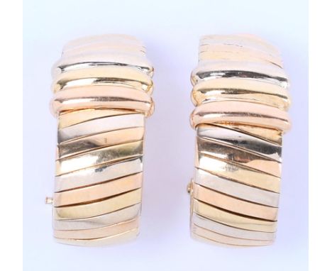 Cartier, Italie, 18 kt. gouden oorstekers, model Trinity, in drie kleuren goud, jaren '80 bruto 14,2 gr., h. 21 x b. 9,5 mm [