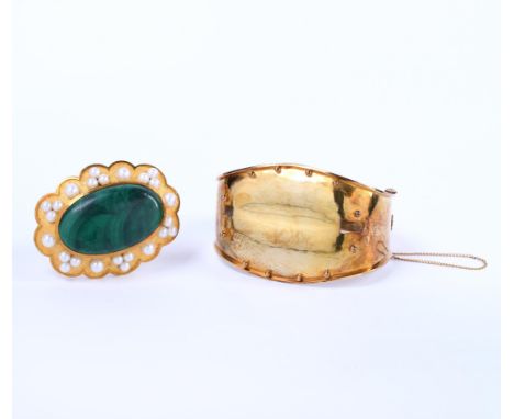 14 kt. Gouden broche bezet met een ovale malachiet. De geschulpte zetrand bezet met cultivé parels. Hierbij een gouden stijve