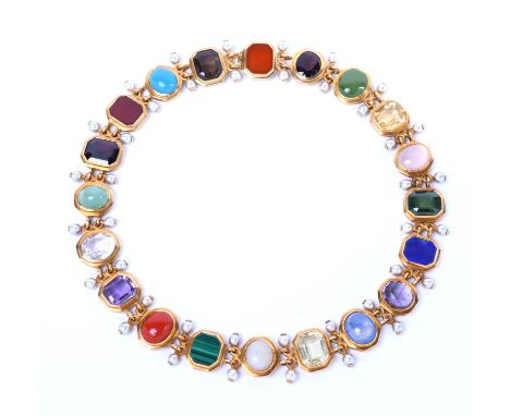 18 kt. Gouden collier, bezet met vele kleurstenen, waaronder kwarts, saffier, jade, lapis lazuli en opaal. De tussenschakels 