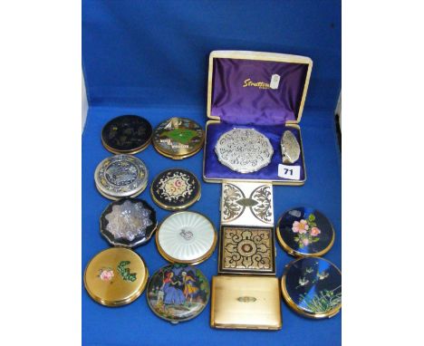 A good collection of compacts including Stratton's, Bell U.S.A., Mascot etc., plus a boxed Stratton set of compact and lipsti