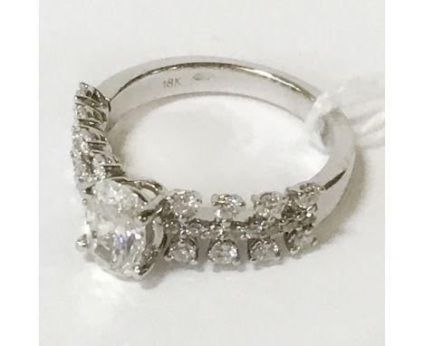 18CT WHITE GOLD DIAMOND RING - CENTRE STONE APPROX 1CT WITH DIAMONDS TO THE SIDE - SIZE K