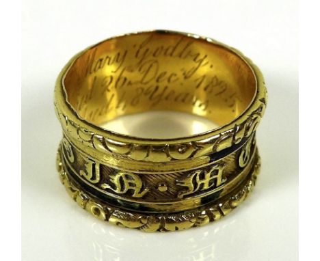 An 18ct gold Georgian mourning ring, the wide band with 'In Memory Of' to the outside with black enamel bands (some remaining