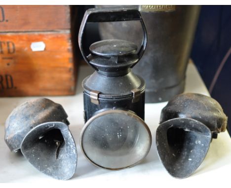 A pair of electric trumpet horns, and a railway lamp (3)