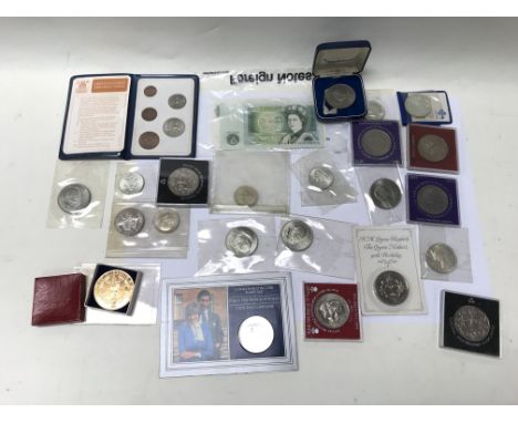 A collection used bronze coinage and commemorative coinage.