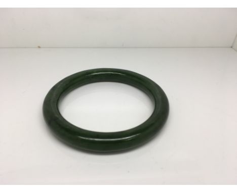 A jade bangle with a diameter of approximately 6cm.