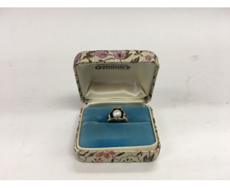 A 14ct gold ring set with a pearl in a half clam shell mount. Weight approx 4g