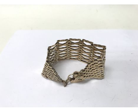 A 9ct gold gate bracelet. Weight approx 33.9g