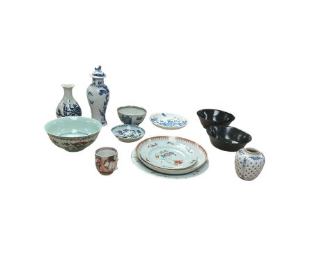 Collection of oriental ceramics, including blue and white vase and cover with foo dog finial, famille rose plates, etc 
