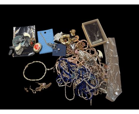 9ct gold jewellery, including stone set bracelet, chain and single earrings, together with a collection of costume jewellery 