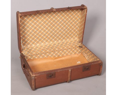 A vintage wood bound travel trunk. (76cm x 50cm x 29cm)  