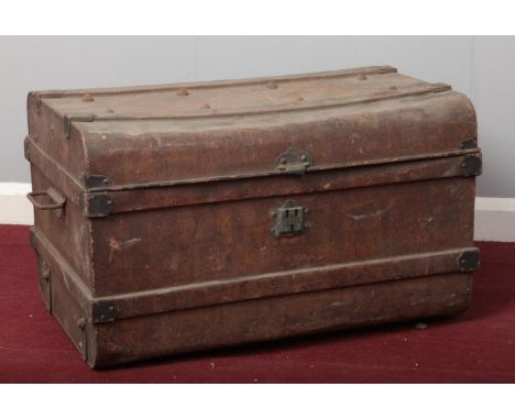 A vintage metal trunk. (70cm width, 46cm height, 40cm depth)  