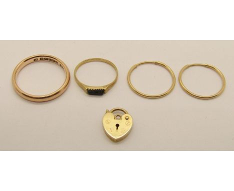 Group of 9ct jewellery; a wedding ring, size O/P, a pinky ring set with onyx, size H, a heart padlock clasp and a pair of hoo