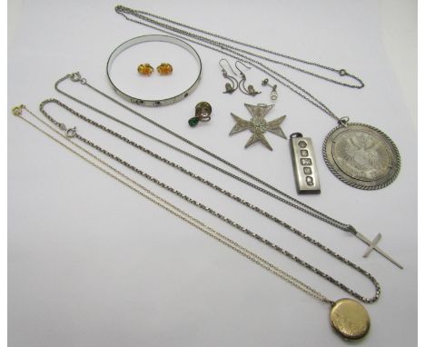 A small mixed group of mainly silver jewellery to include a 1970s silver ingot, an Italian silver commemorative coin pendant 