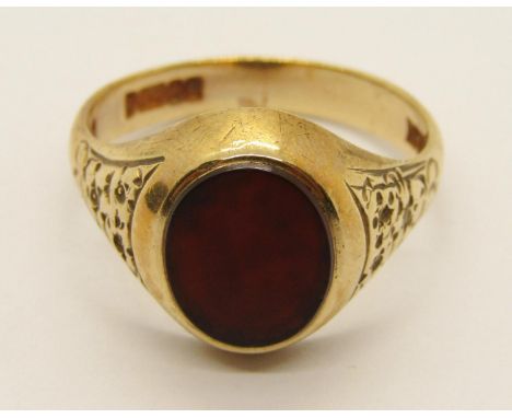 1960s 9ct carnelian signet ring with engraved shoulder detail, size X, 6.6g 