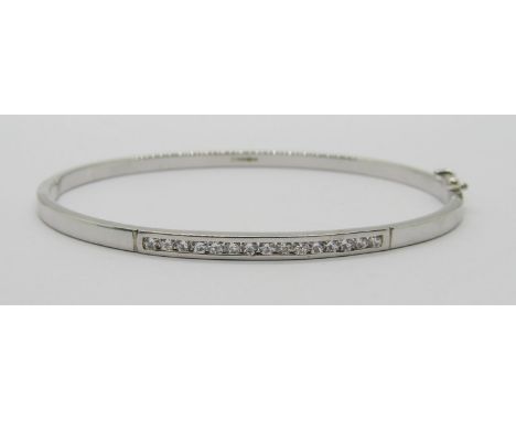 9ct white gold hinged bangle channel set with cubic zirconia, 4.4g 