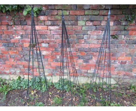 Three coated light steel garden obelisks with arrow head and ball capped finials, 150cm high 