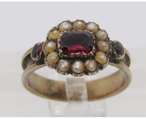 19th century yellow metal garnet and seed pearl mourning ring, size J, 2g (af) 