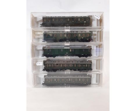 Five HO gauge Deutsche Bahn coaches in green livery by Fleischmann, numbered 5684,5685, 5687, 5689, 5690 (5) 