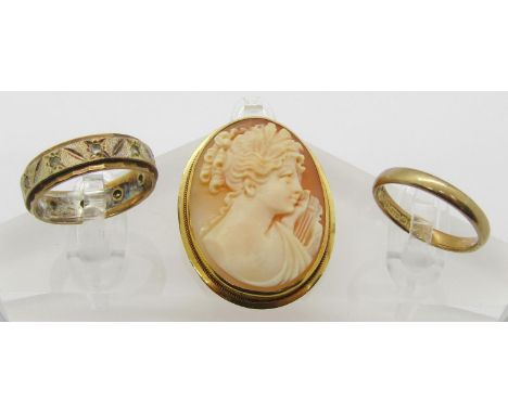 Italian 18ct cameo brooch / pendant depicting a classical maiden, 5.6g, a 9ct wedding ring, 1.7g and a further 9ct eternity r