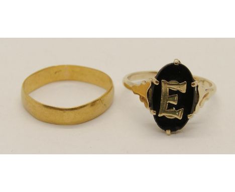 22ct wedding ring, 1.7g and a 9ct onyx 'E' ring, 2.1g (2) 
