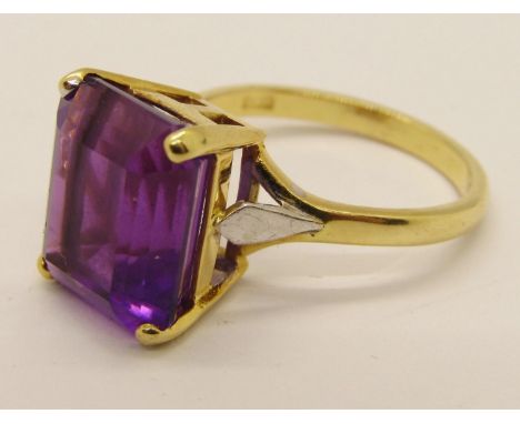 18ct emerald-cut amethyst dress ring, maker 'TT', London 1980, size P, 5.7g 