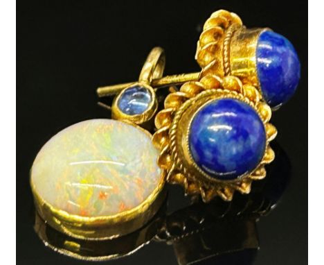 Yellow metal cabochon opal and sapphire pendant, together with a pair of 9ct cabochon lapis lazuli stud earrings, 2.5g total 