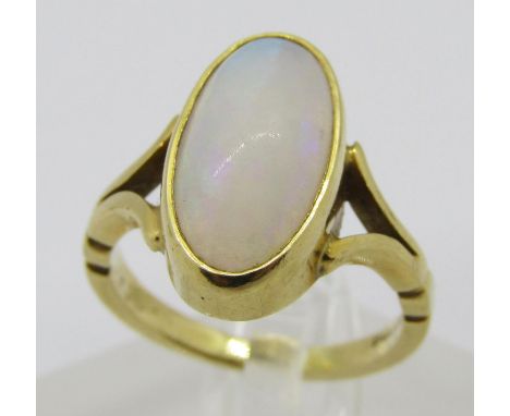 18ct oval cabochon opal ring, size K, 4.7g 