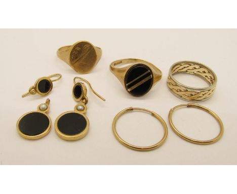 Group of vintage 9ct jewellery comprising an onyx signet ring, a further signet ring with engraved detail, a Celtic style bi-