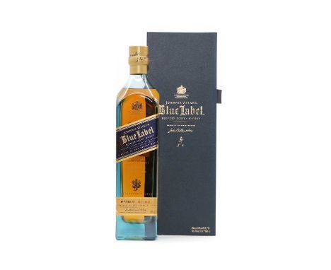 Johnnie Walker, Blue Label, Blended Scotch Whisky, 40 vol., 70 cl., bottle number IE1 24642, the bottle with presentation ins