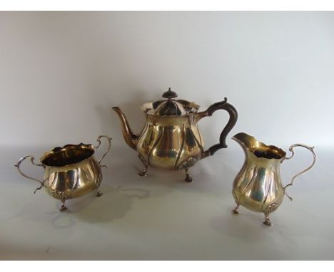 An Edwardian silver three-piece tea set, Elkington & Co Ltd, Birmingham, 1901, comprising: a teapot, a milk jug and a sugar b