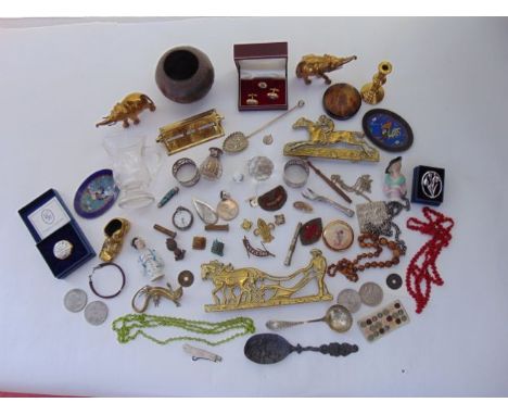 A box of miscellaneous effects, two 19th century brass chimney pieces, shire horse and race horse, coinage, Austrian glass be